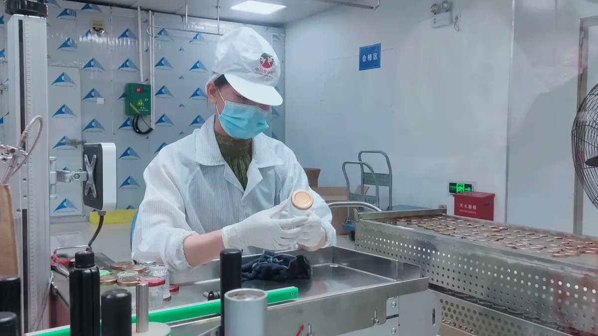 PRODUK PREMIUM: Proses penegcekan kualitas minuman sarang burung walet di salah satu pabrik yang ada di Provinsi Guangxi, Tiongkok. Produk tersebut merupakan produk premium di Tiongkok. (Eka Prasetya/Radar Buleleng)