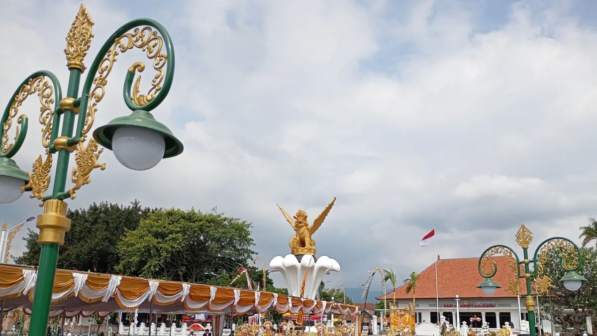 TITIK NOL: Suasana melaspas di kawasan Tugu Singa Ambara Raja. Kini kawasan tersebut bernama Praja Mandala Singa Ambara Raja. (Francelino Junior/Radar Buleleng)