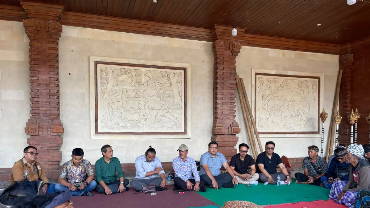BERTEMU WARGA: Tim Advokasi Desa Adat Juwuk Legi bertemu dengan krama desa adat untuk membahas langkah hukum, setelah lima warga banjar ditetapkan sebagai tersangka kasus pengeroyokan. (Juliadi/Radar Bali)