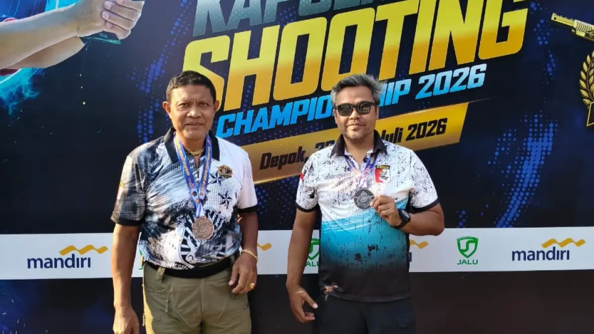 RAIH MEDALI: Atlet menembak Buleleng, Deny Indrawan (kanan) dan I Made Sundayana (kiri) meraih medali pada ajang Kapolri Cup. (Perbakin Buleleng)