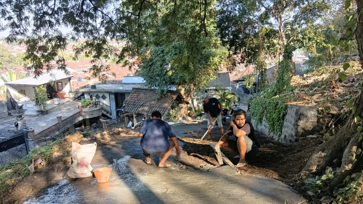 SWADAYA: Warga Desa Giri Emas, Buleleng, memperbaiki jalan  yang rusak secara swadaya. Pemangkasan dana desa membuat proses perbaikan jalan terkendala. (Pemdes Giri Emas)