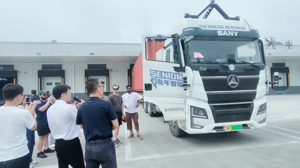 TANPA PENGEMUDI: Truk produk Sany Automobile saat bergerak di Pingxiang Integrated Free Trade Zone Declaration Centre, yang terletak di perbatasan antara Vietnam dan Tiongkok. Truk tanpa awak sudah menjadi keseharian melintas di area tersebut. (Eka Prasetya/Radar Buleleng)