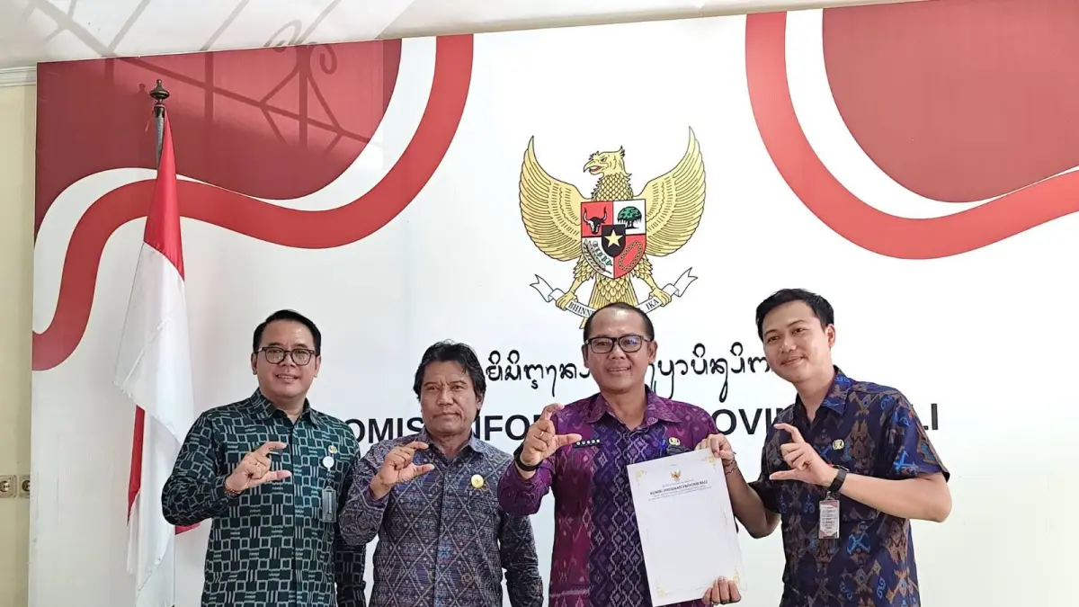 DESA TRANSPARAN: Suasana penyerahan penghargaan desa transparan kepada Desa Baktiseraga, Desa Pemaron, dan Desa Tajun di Komisi Informasi Bali. (Pemkab Buleleng)