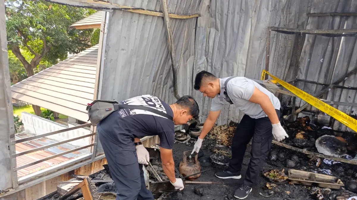 OLAH TKP: Aparat kepolisian dari Polsek Seririt melakukan olah TKP di lokasi kejadian kebakaran. (Polres Buleleng)