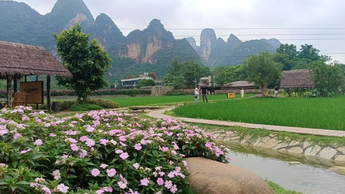 PEGUNUNGAN KARST: Suasana di Desa Mingxi, Provinsi Guangxi. Desa di kawasan perbatasan antara Tiongkok dan Vietnam itu menjadikan bentang alam sebagai daya tarik pariwisata. (Eka Prasetya/Radar Buleleng)