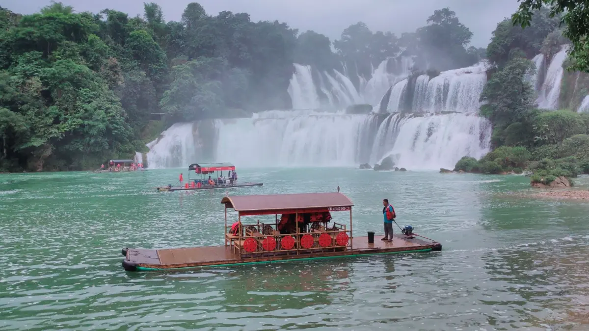 PERBATASAN DUA NEGARA: Suasana Air Terjun Detian (Ban Gioc) di Kota Chongzuo, Provinsi Guangxi, Tiongkok. Air terjun tersebut menjadi perbatasan antara Tiongkok dan Vietnam. (Eka Prasetya/Radar Buleleng)