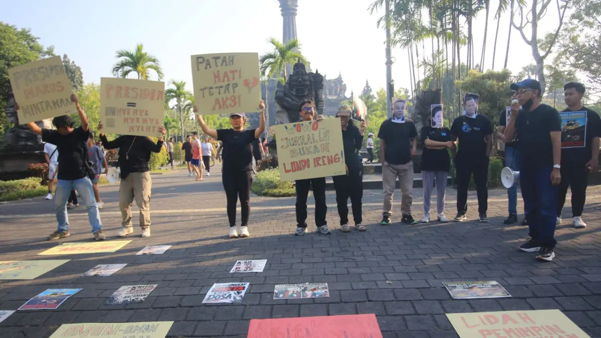 AKSI DAMAI: Jurnalis di Bali menggelar aksi damai di Renon, sebagai bentuk protes atas pernyataan Prabowo Subianto yang menyebut jurnalis sebagai "londo ireng". (Miftahuddin M. Halim/Radar Bali)