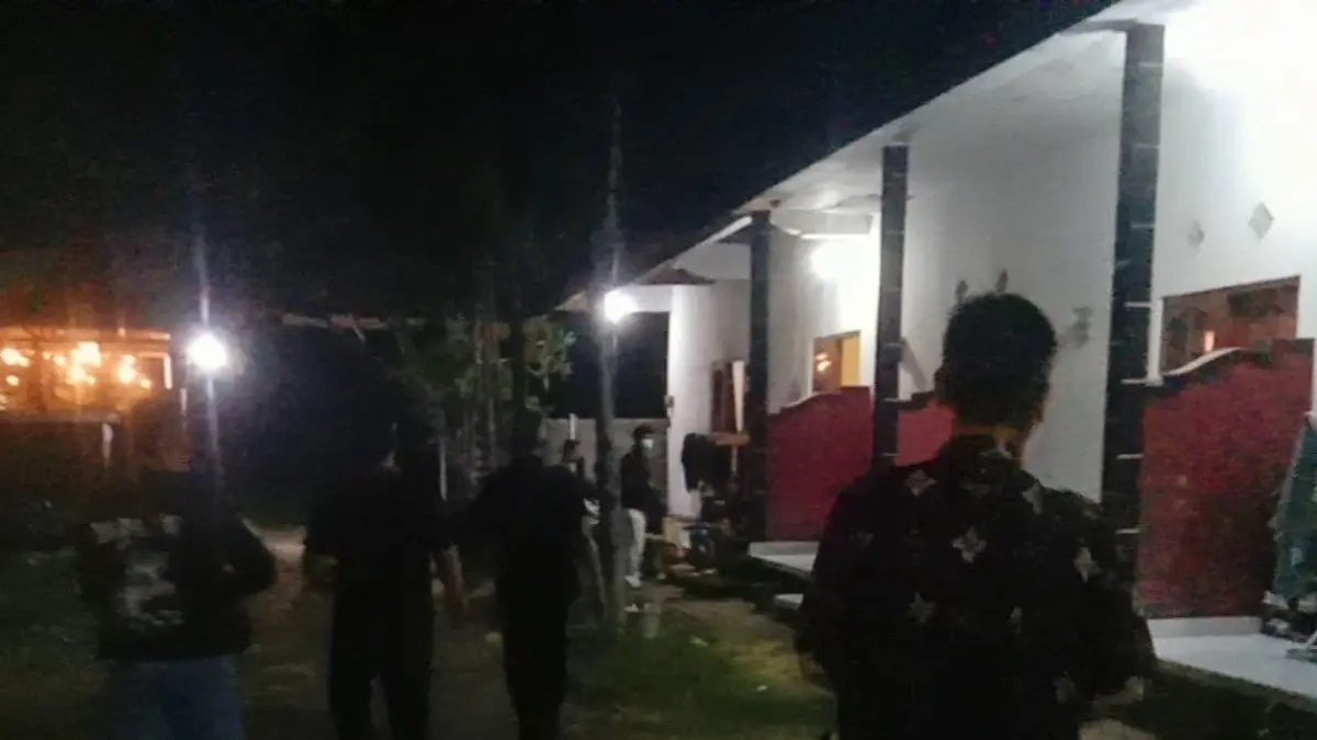 DATANGI RUMAH KOST: Aparat kepolisian mendatangi ruamh kost di Desa Kaliasem, setelah mendapat laporan pengancaman. (Polres Buleleng)
