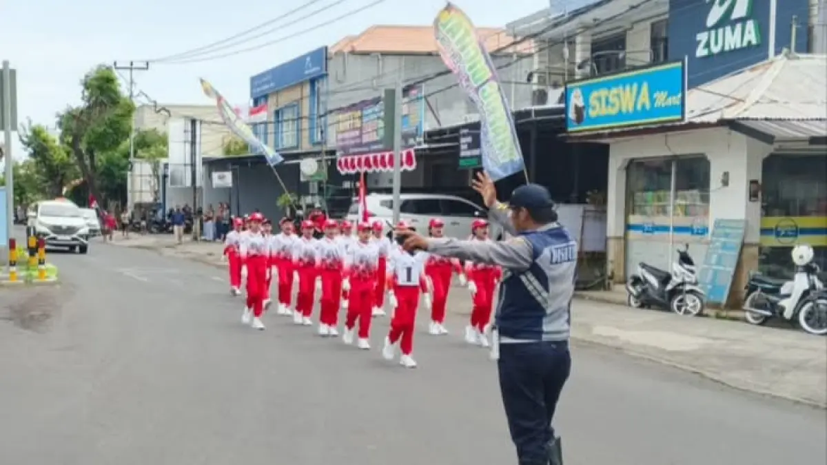 GERAK JALAN: Personel Dinas Perhubungan Buleleng mengatur arus lalu lintas, serangkaian dengan Lomba Gerak Jalan yang digelar di Kota Singaraja. (dok. Radar Buleleng)