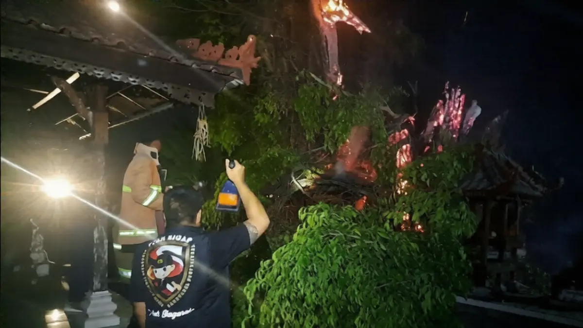 KEBAKARAN: Kebakaran pohon beringin yang melanda Pura Alit Penarukan, Kabupaten Buleleng. Akibat kebakaran tersebut, sebanyak lima buah pelinggih ikut rusak. (Polres Buleleng)