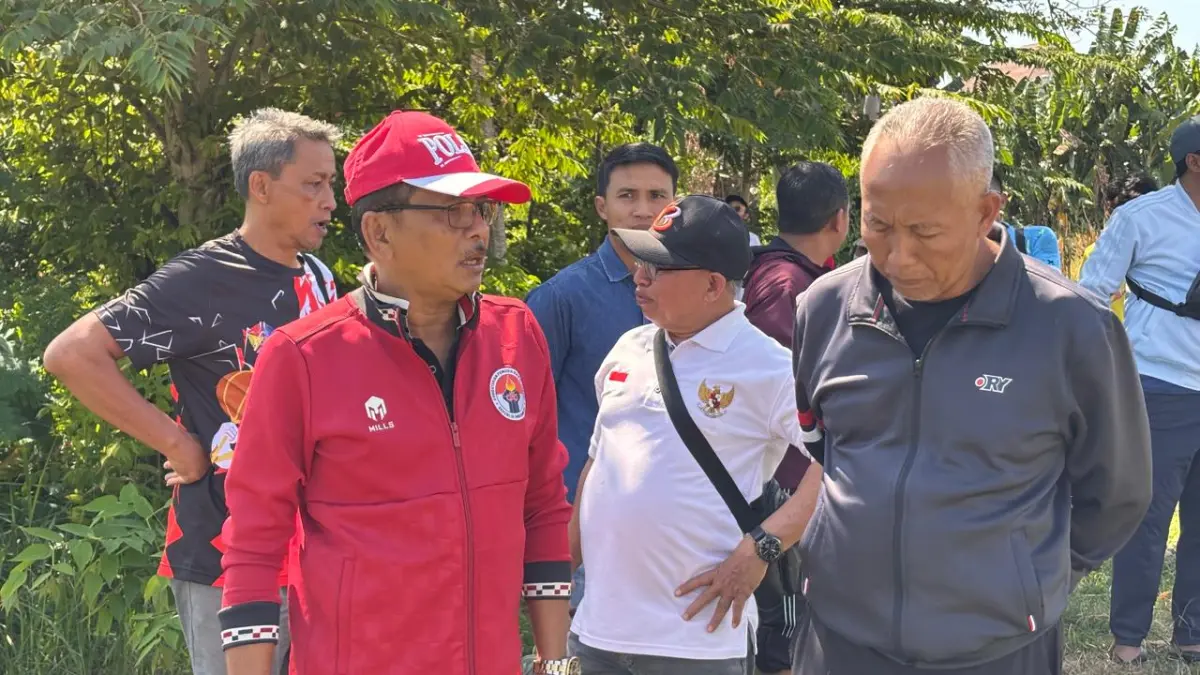 CEK LAHAN: Tim dari FPTI Bali dan FPTI Buleleng mengecek lahan untuk pembangunan papan panjat tebing bertaraf internasional di Kelurahan Banyuasri. (FPTI Buleleng)