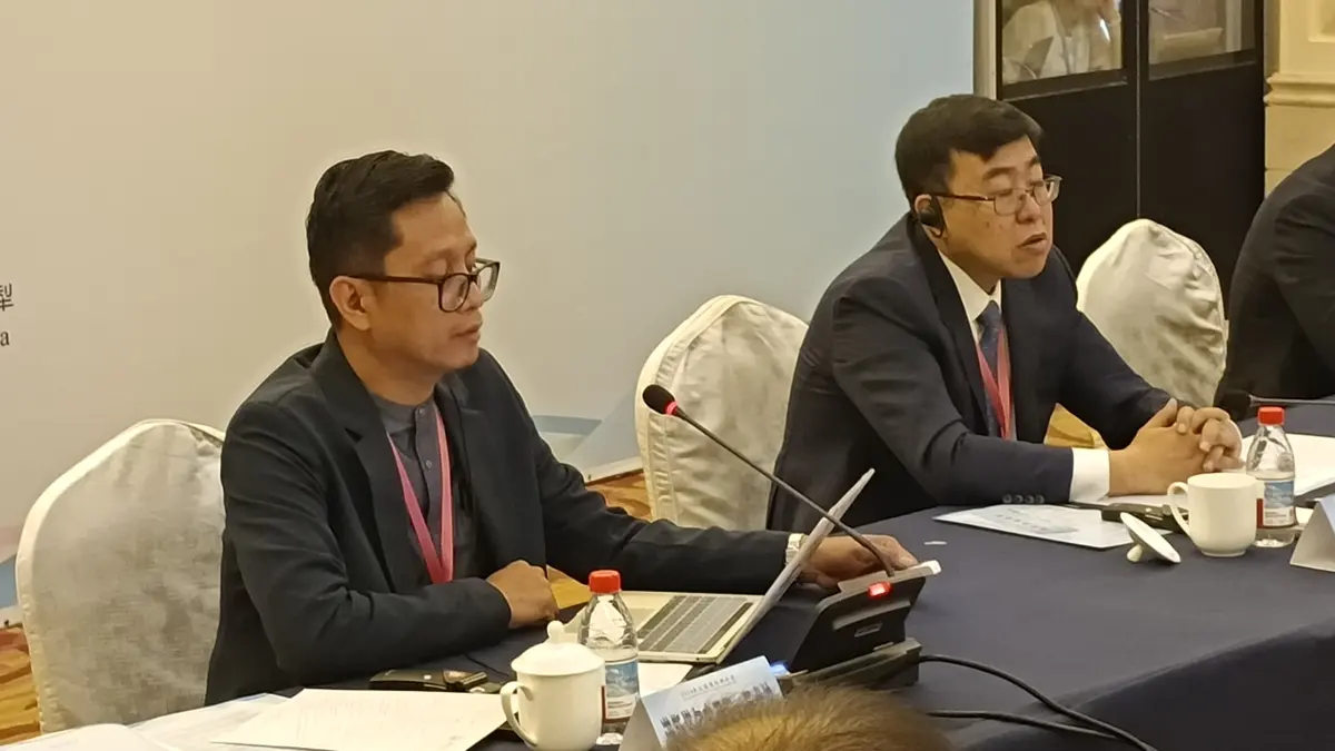 MELAWAN TERORIS: Peneliti Pusat Riset Politik Badan Riset dan Inovasi Nasional (BRIN), Nostalgiawan Wahyudhi (kiri), memaparkan strategi Indonesia dalam kontra-terorisme dalam Seminar Internasional Counter-Terorism di Provinsi Xinjiang, Tiongkok. (Eka Prasetya/Radar Buleleng)