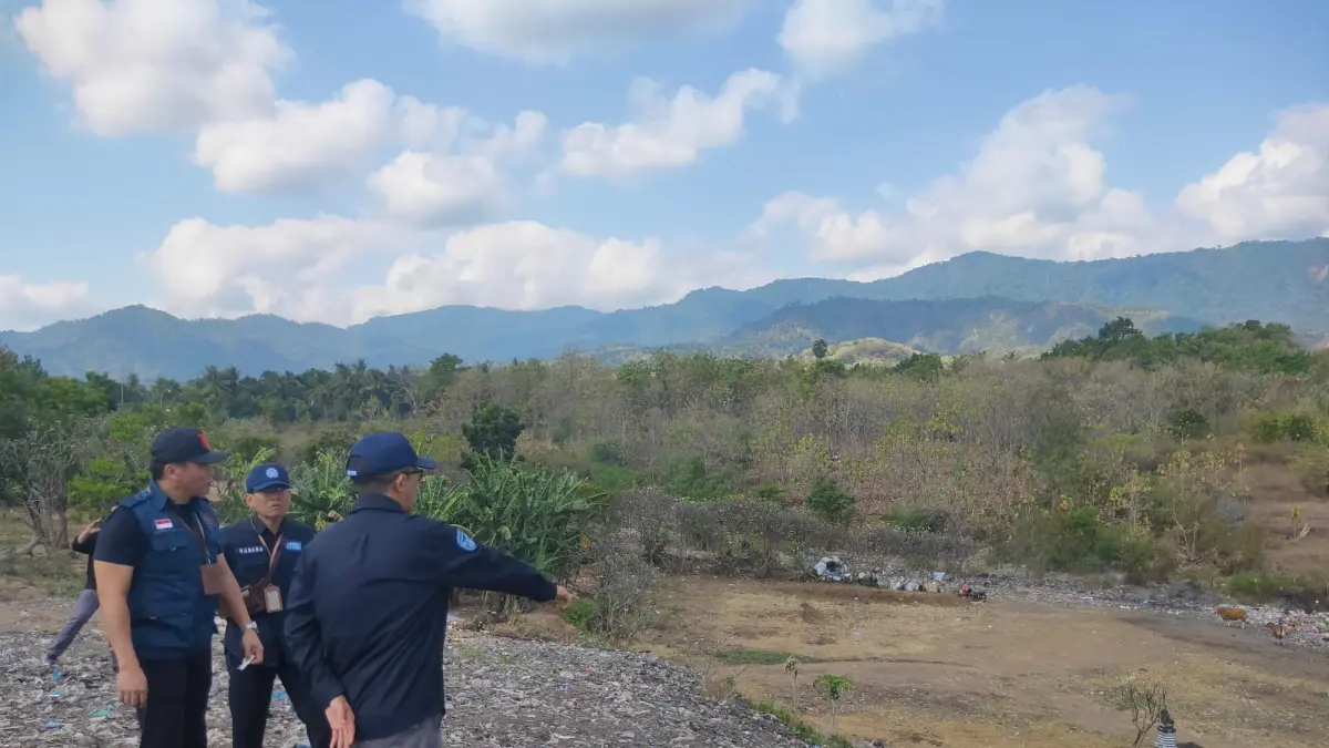 KEMBALI BEROPERASI: Tim dari Pol PP Buleleng dan Dinas Lingkungan Hidup mendatangi TPA Pangkungparuk. TPA yang dikelola perorangan itu sempat berhenti beroperasi, namun kini buka lagi. (Pemkab Buleleng)