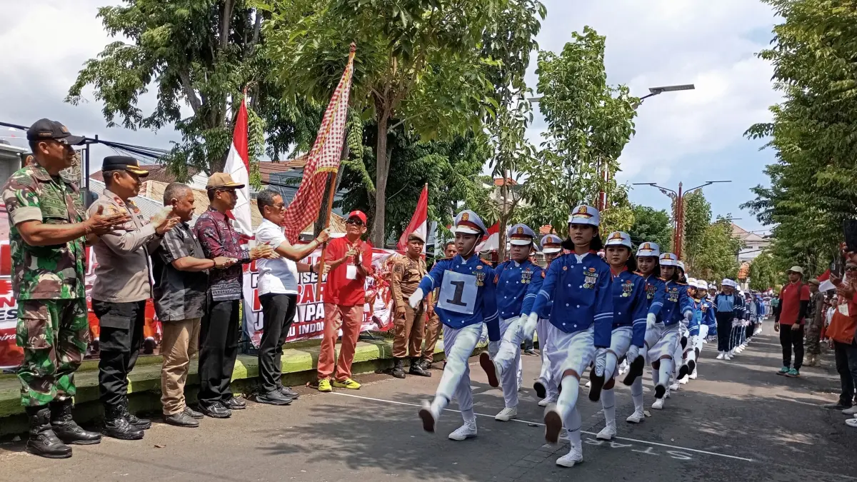 REGU PEMBUKA: Regu gerak jalan dari SDN 2 Alasangker menjadi regu pembuka pada ajang Lomba Gerak Jalan 8 Kilometer yang berlangsung pada Selasa (4/8/2026). (Francelino Junior/Radar Buleleng)