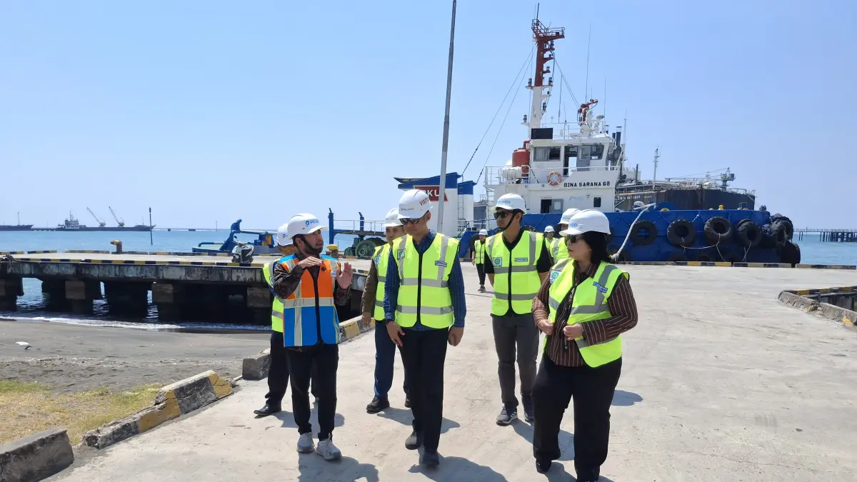TINJAU PELABUHAN: Asisten Deputi Konektivitas Maritim dan Udara Kementerian Koordinator Bidang Infrastruktur dan Pembangunan Kewilayahan, Balkis Kusumawati (paling kanan) saat meninjau Pelabuhan Celukan Bawang pada Kamis (6/8/2026). (Pelindo Celukan Bawang)