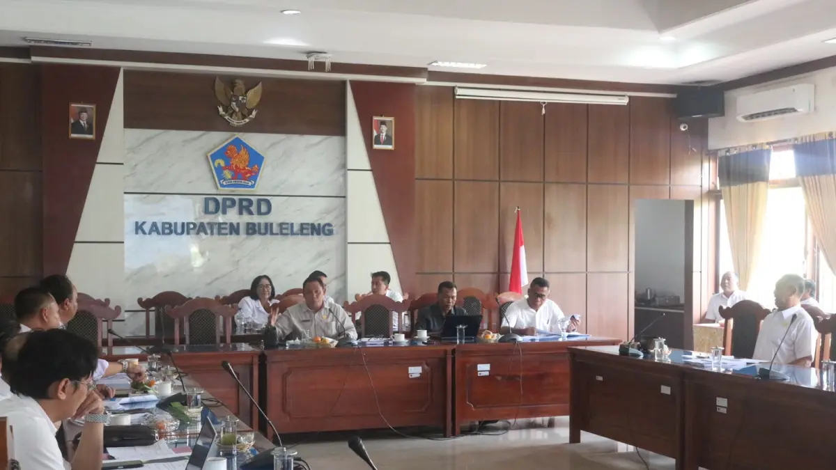 BAHAS INFRASTRUKTUR: Suasana rapat DPRD Buleleng membahas KUA dan PPAS tahun anggaran 2027. Dewan meminta pemerintah mulai fokus perbaiki jalan dan lampu penerangan. (DPRD Buleleng)
