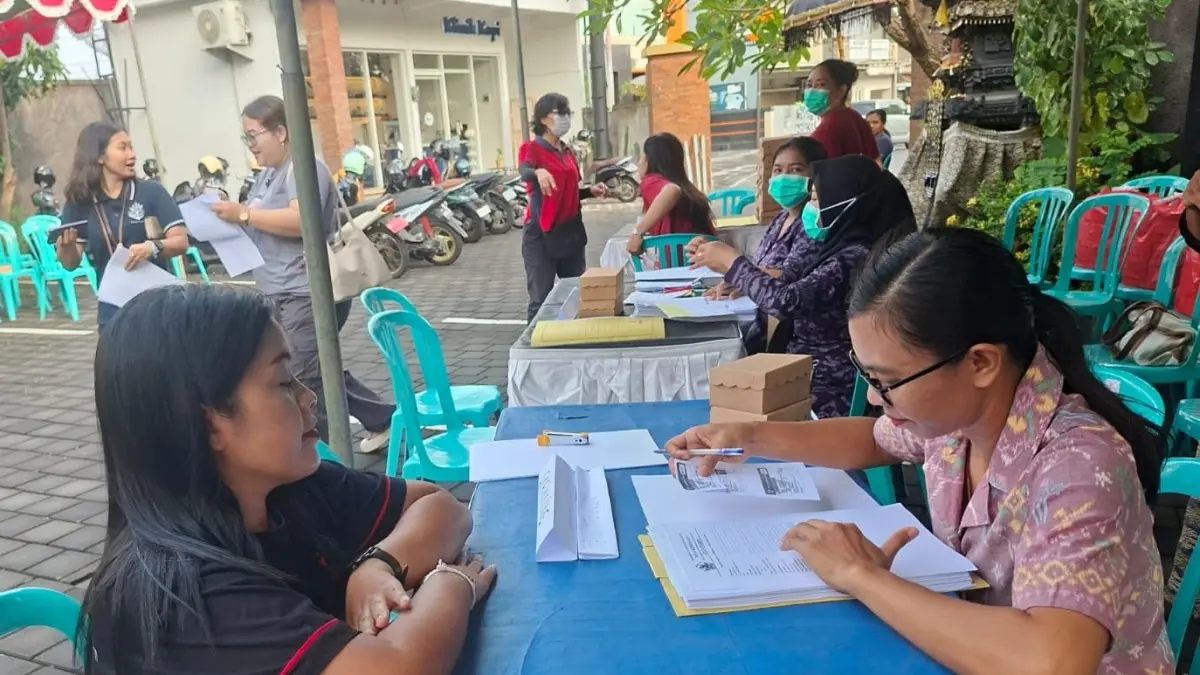CEK KESEHATAN: Layanan cek kesehatan gratis yang digelar Dinas Kesehatan Buleleng. (Pemkab Buleleng)