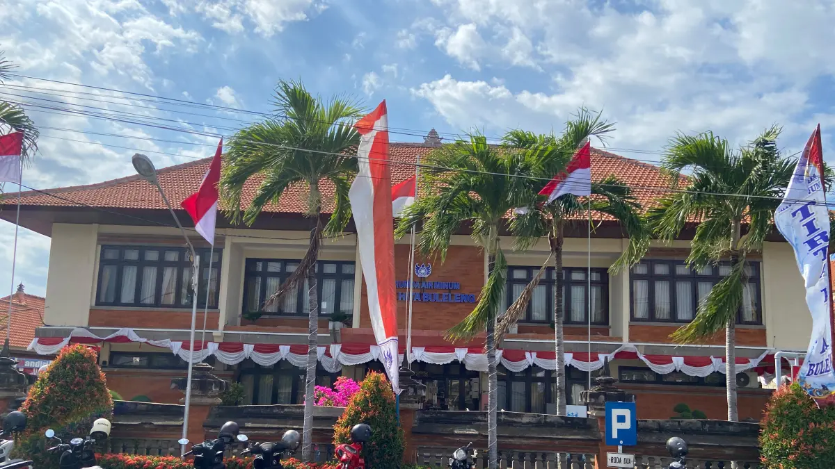 DITERPA SURAT KALENG: Suasana di Perumda Air Minum Tirta Hita Buleleng. Proses seleksi jabatan direktur umum dibayangi dengan beredarnya surat kaleng. (Francelino Junior/Radar Buleleng)