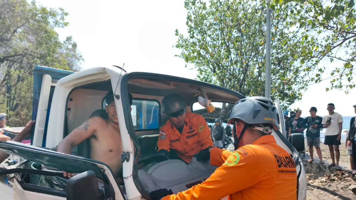 EVAKUASI: Proses evakuasi pengemudi yang terjebak di dalam mobil, setelah terlibat kecelakaan di Jalan Raya Singaraja-Gilimanuk. (Pos SAR Buleleng)