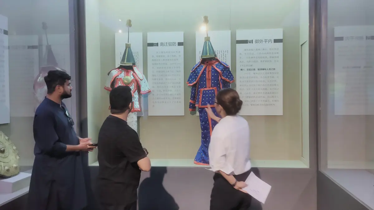 JEJAK SEJARAH: Pakaian perang suku Xibe yang masih disimpan di museum yang terletak di area Kuil Jingyuan, Provinsi Xinjiang, Tiongkok. (Eka Prasetya/Radar Buleleng)