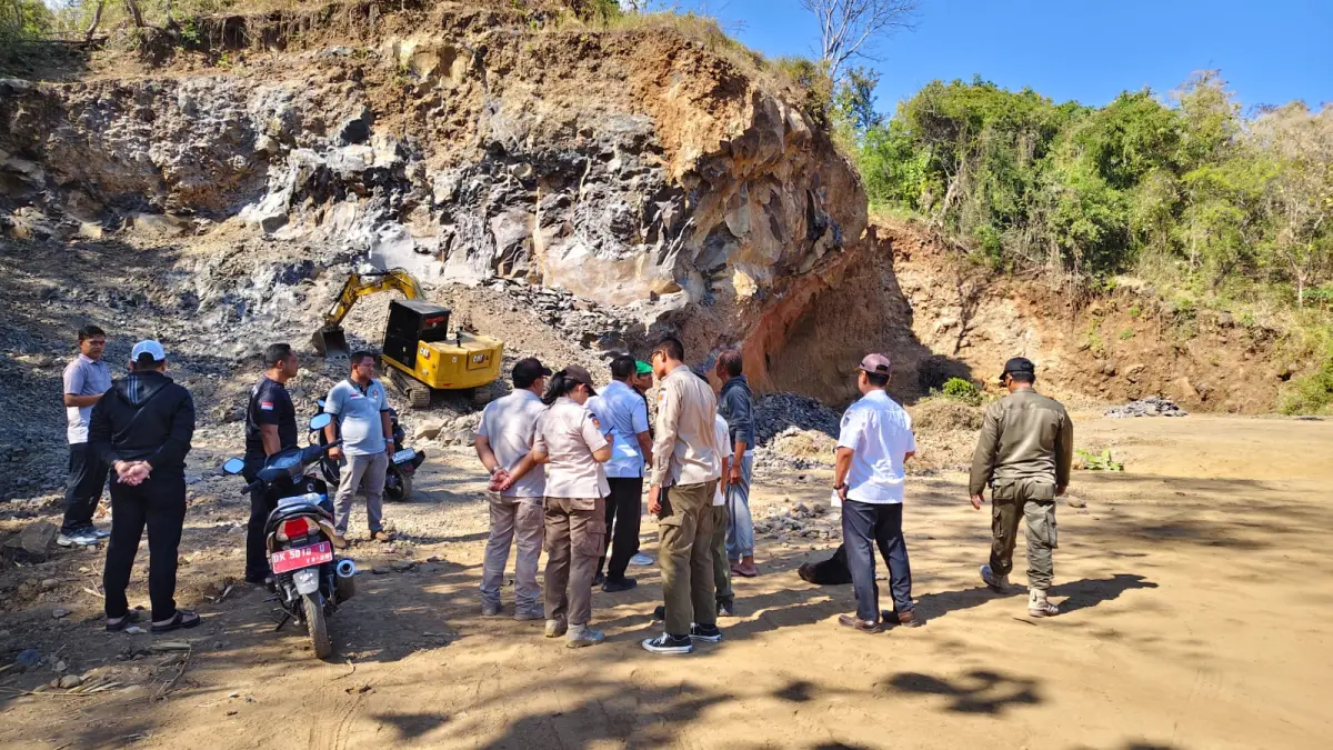 STOP AKTIVITAS: Tim gabungan Pemkab Buleleng mendatangi lahan di Desa Temukus yang diduga melakukan aktivitas tambang galian C. (Pemkab Buleleng)