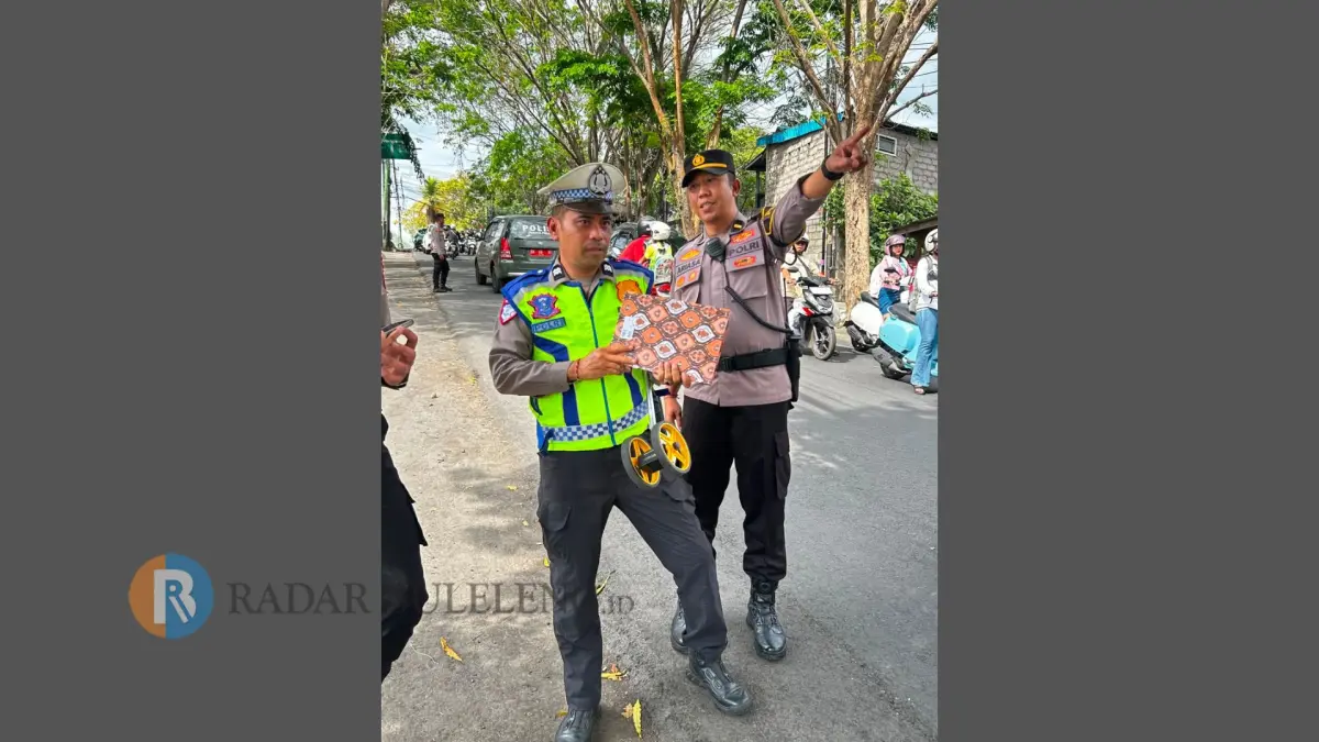 KECELAKAAN: Polisi melakukan olah TKP kecelakaan yang terjadi di Jalan Laksamana, Kelurahan Banjar Tegal. (Polres Buleleng)