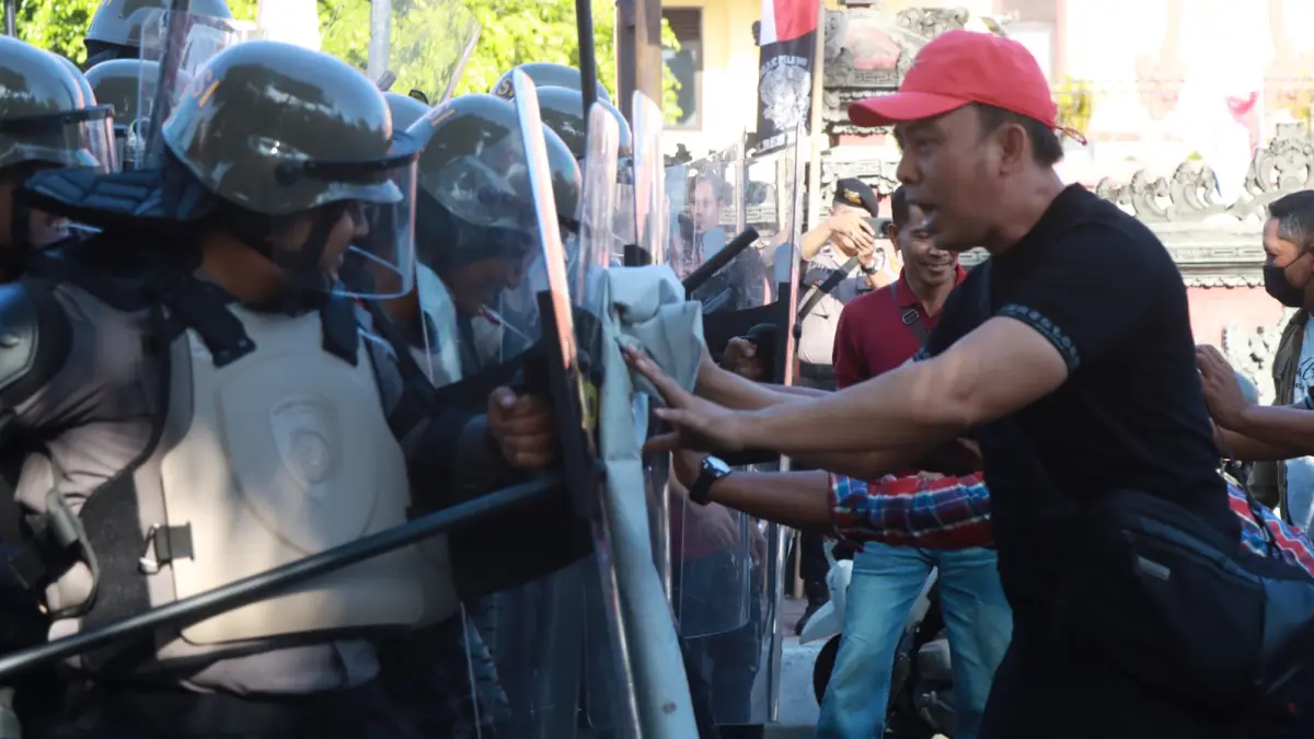 SIMULASI: Suasana simulasi yang dilakukan di halaman markas Polres Buleleng. (Polres Buleleng)