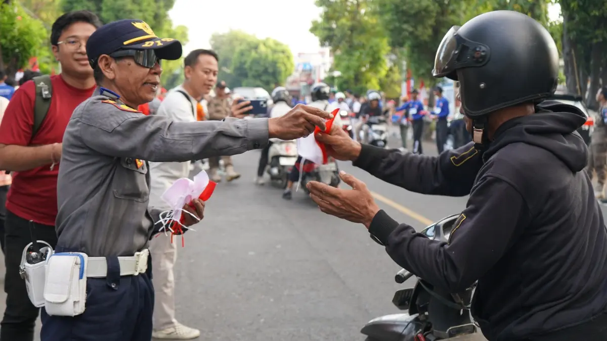 BAGIKAN BENDERA: Pembagian bendera kepada masyarakat Buleleng di Jalan Ngurah Rai Singaraja, pada Jumat (7/8/2026). (Pemkab Buleleng)