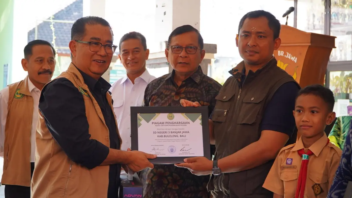 KEMBANGKAN PERTANIAN: Perwakilan Yayasan Swatantra Pangan Nusantara (YSPN) menyerahkan plakat penghargaan kepada SDN 3 Banjar Jawa atas komitmen edukasi siswa terhadap pertanian. (Pemkab Buleleng)