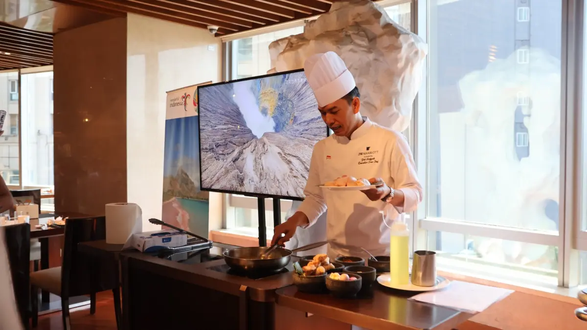 KULINER NUSANTARA: Yuli Hartanto, Executive Sous Chef JW Marriott Surabaya, saat memasak pada ajang Indonesian Culinary Festival 2026 di JW Marriott Hotel Beijing Central. (KBRI Beijing)