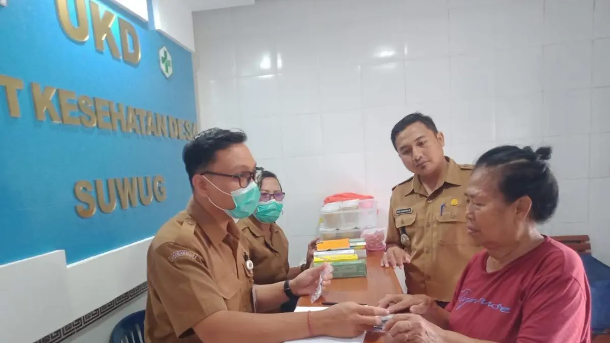 MELAYANI WARGA: Pelayanan di Unit Kesehatan Desa (UKD) kepada warga di Desa Suwug, Kabupaten Buleleng. (Pemdes Suwug)