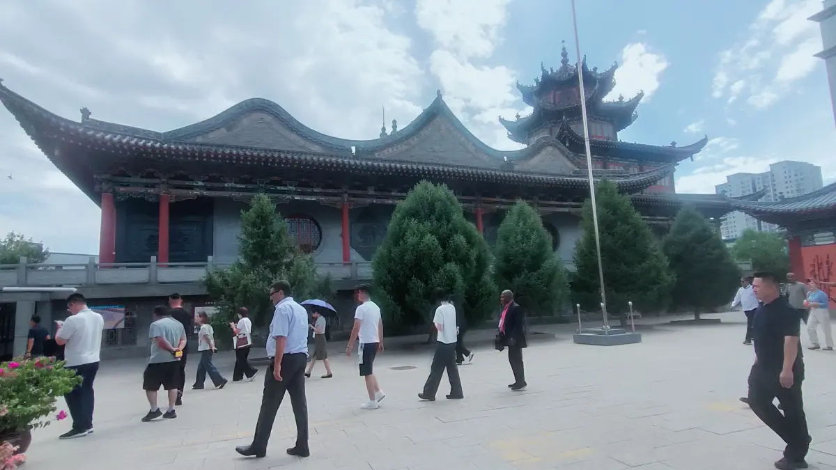 ARSITEKTUR TIONGKOK: Suasana Shaanxi Mosque di Provinsi Xinjiang, Tiongkok. Dari luar, bangunan masjid lebih menyerupai kuil. (Eka Prasetya/Radar Buleleng)
