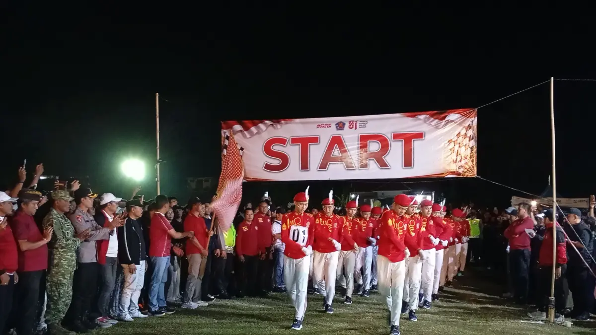 SEMANGAT 45: Suasana pelepasan peserta Lomba Gerak Jalan 45 Kilometer di Lapangan Celukan Bawang. (Francelino Junior/Radar Buleleng)
