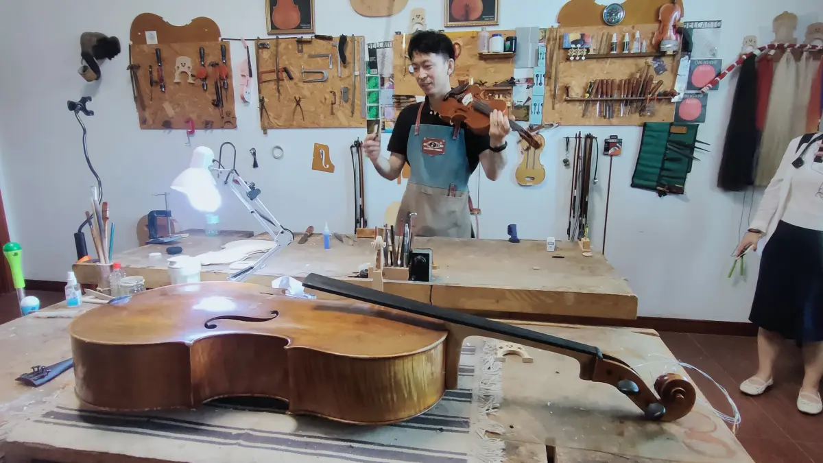 BIOLA: Suasana di Beijing Huadong Musical Instrument Co., Ltd., di Distrik Pinggu, Beijing. Perusahaan ini menghasilkan biola dengan kualitas dunia. (Eka Prasetya/Radar Buleleng)