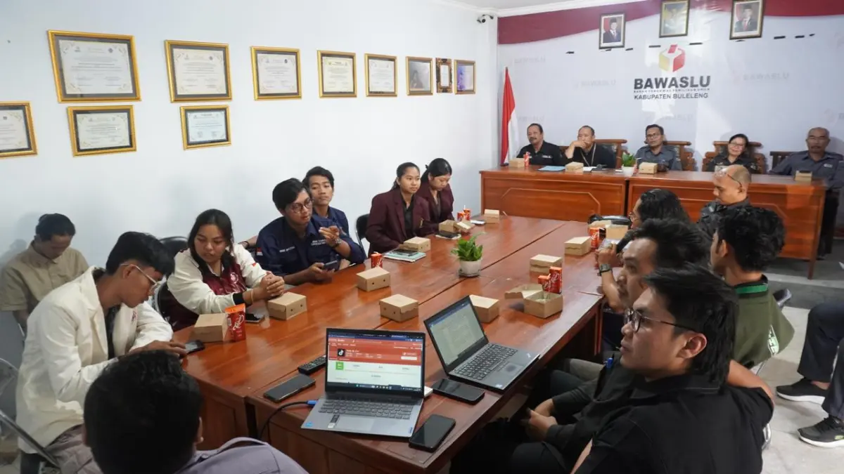 BUKA RUANG INFORMASI: Suasana pertemuan di Badan Pengawas Pemilu (Bawaslu) Buleleng membahas tentang pemanfaatan ruang dan kanal informasi. (Bawaslu Buleleng)