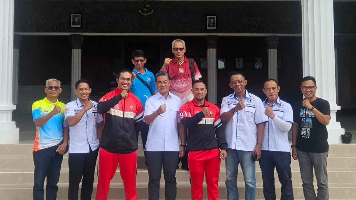 MENUJU KEJUARAAN ASIA: Atlet Binaraga Buleleng, Dewa Putu Bayu (tiga dari kiri) dan Komang Gading Darmawan (empat dari kanan) saat bertemu dengan Ketua KONI Buleleng, Gede Supriatna. (PBFI Buleleng)