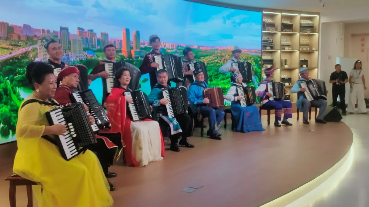 MUSIK: Penampilan grup musik yang memainkan akordeon di Alexander Accordion Museum, Kota Yining, Provinsi Xinjiang, Tiongkok. (Eka Prasetya/Radar Buleleng)