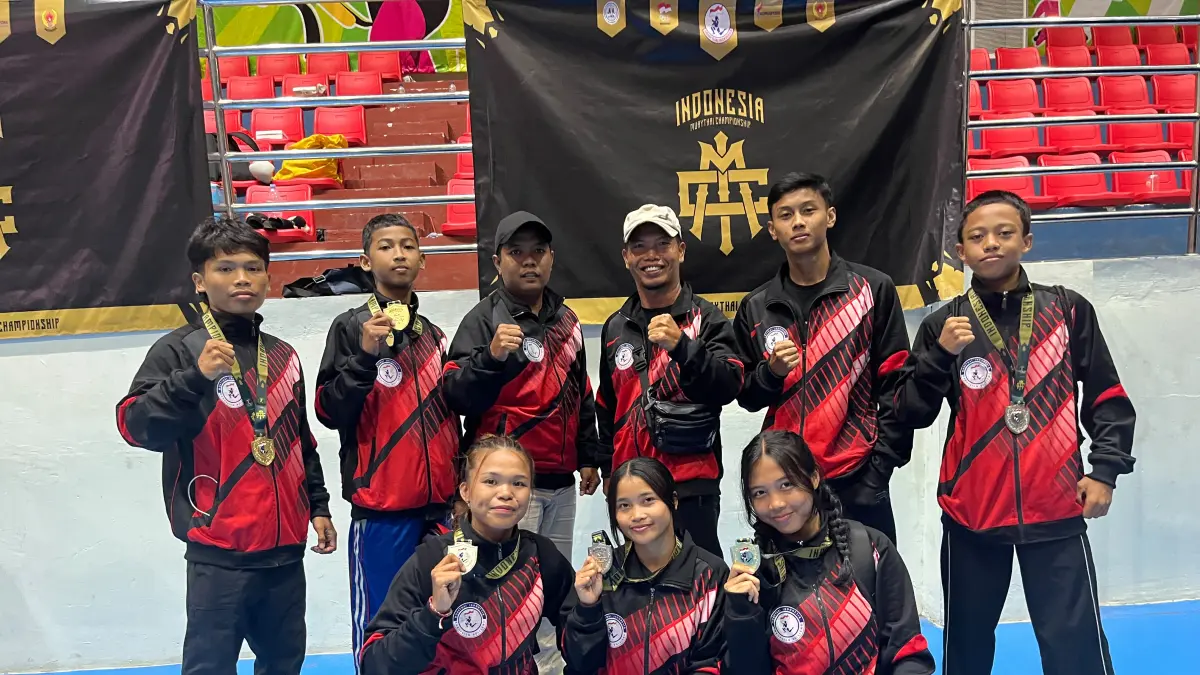 RAIH MEDALI: Kontingen Muaythai Buleleng usai berkompetisi pada ajang Kejurnas IMC 2026 di Bekasi. (Muaythai Buleleng)