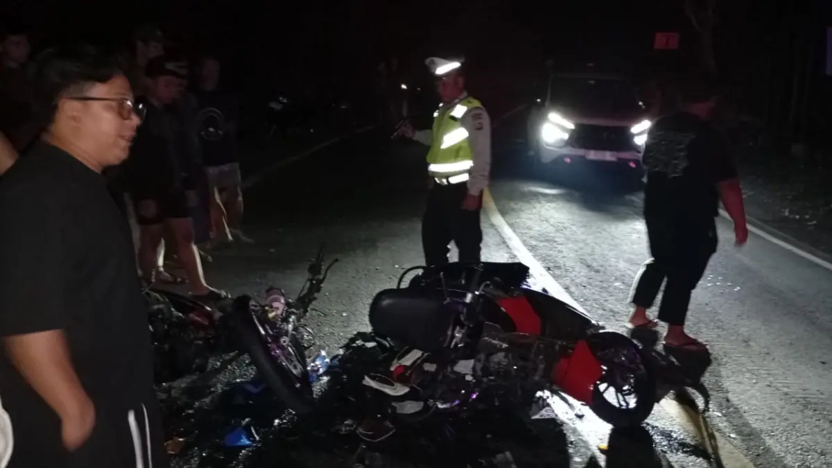 OLAH TKP: Aparat kepolisian  melakukan olah TKP lokasi kecelakaan lalu lintas di Jalan Raya Singaraja-Denpasar, wilayah Desa Gitgit, Kecamatan Sukasada, Buleleng, pada Senin (10/8/2026) malam. (Polres Buleleng)