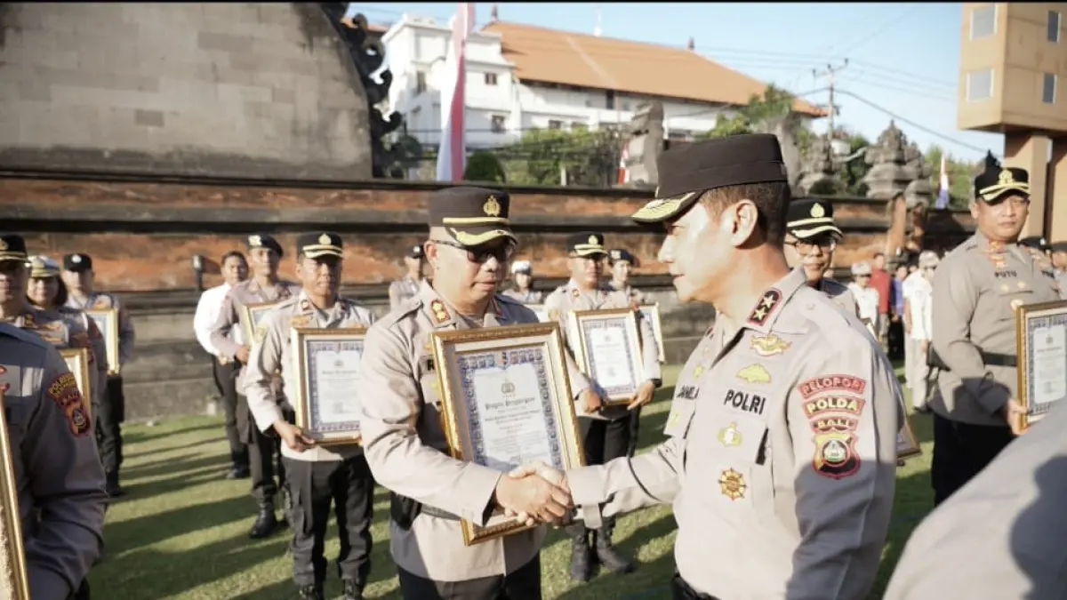 RAIH PENGHARGAAN: Kapolres Buleleng, AKBP Ruzi Gusman (kiri) menerima penghargaan dari Kapolda Bali, Irjen Daniel Aditya Jaya. (Polres Buleleng)