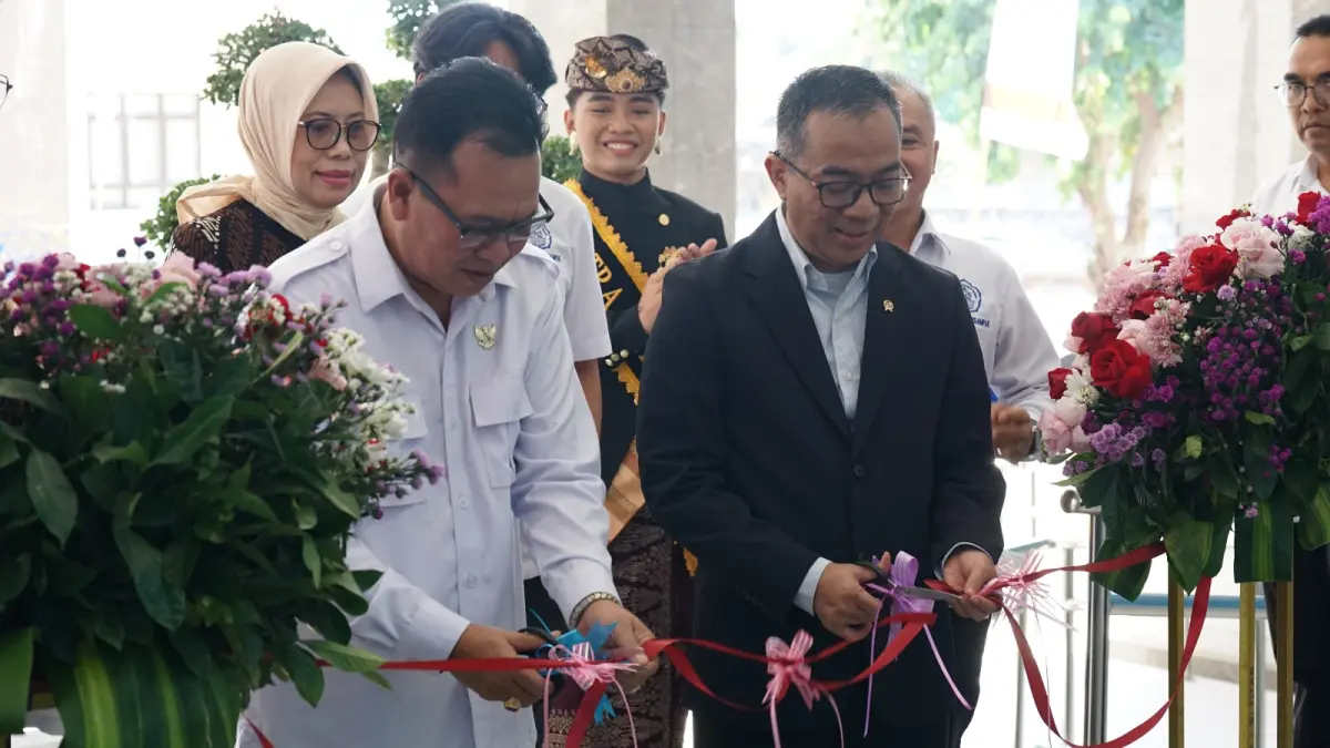 RESMIKAN LAB: Menteri Pendidikan Tinggi Sains dan Teknologi Republik Indonesia, Prof. Brian Yuliarto (kanan) meresmikan Gedung Laboratorium Pendidikan Terpadu di Universitas Pendidikan Ganesha pada Kamis (13/8/2026). (Undiksha)