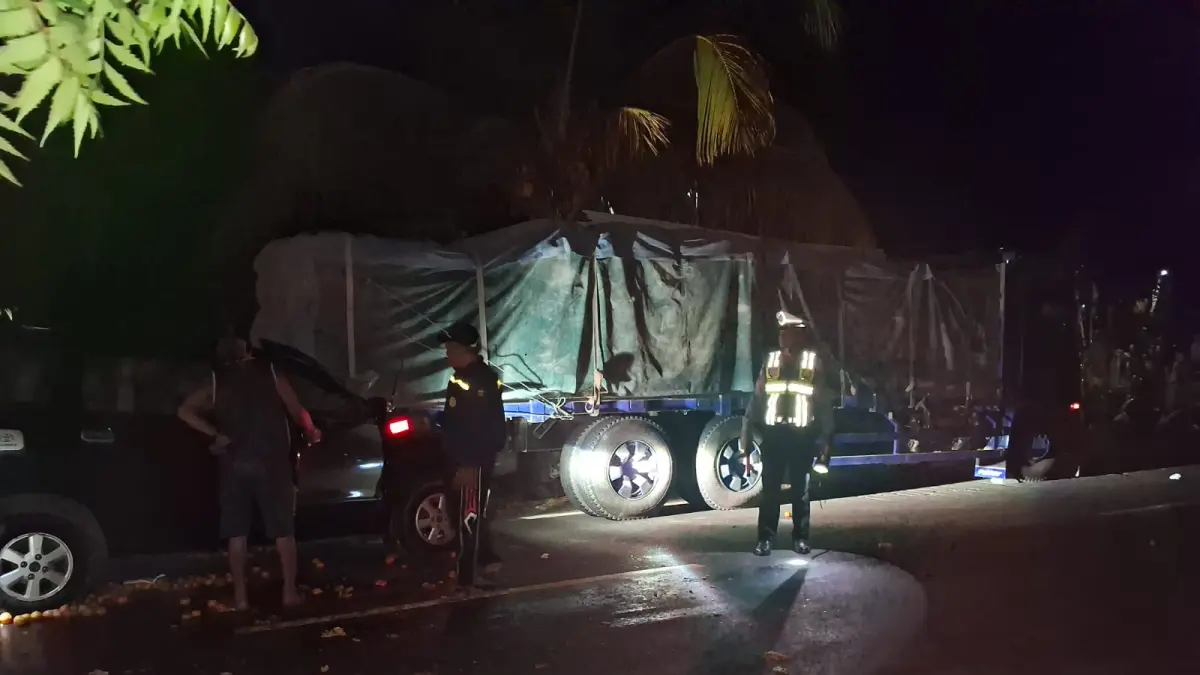KECELAKAAN: Polisi melakukan olah TKP kecelakaan lalu lintas di Jalan Raya Singaraja-Gilimanuk. (Polres Buleleng)