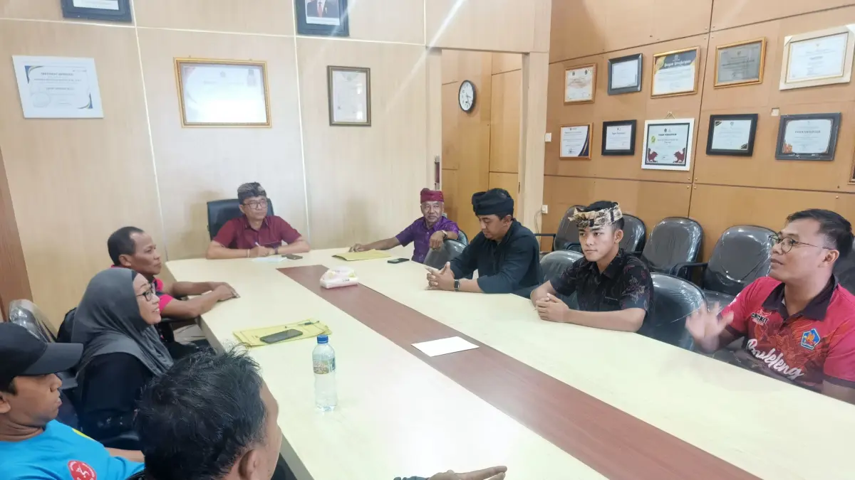 MINTA KLARIFIKASI: Proses klarifikasi Disdikpora Buleleng dengan Pasikian Yowana Kubutambahan yang memenangkan lomba gerak jalan 45 kilometer kategori umum. (Francelino Junior/Radar Buleleng)