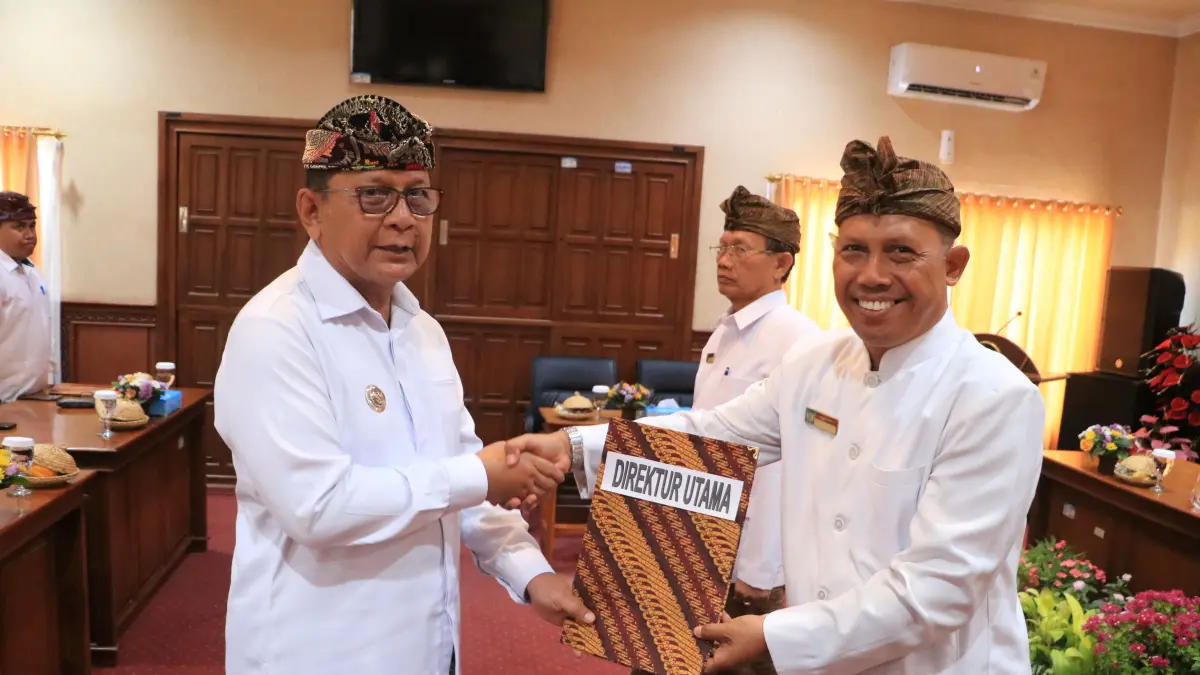 SERAHKAN SK: Bupati Buleleng, I Nyoman Sutjidra menyerahkan SK pengangkatan kepada Dirut Perumda Air Minum Tirta Hita Buleleng, I Made Lestariana (kanan). (Pemkab Buleleng)