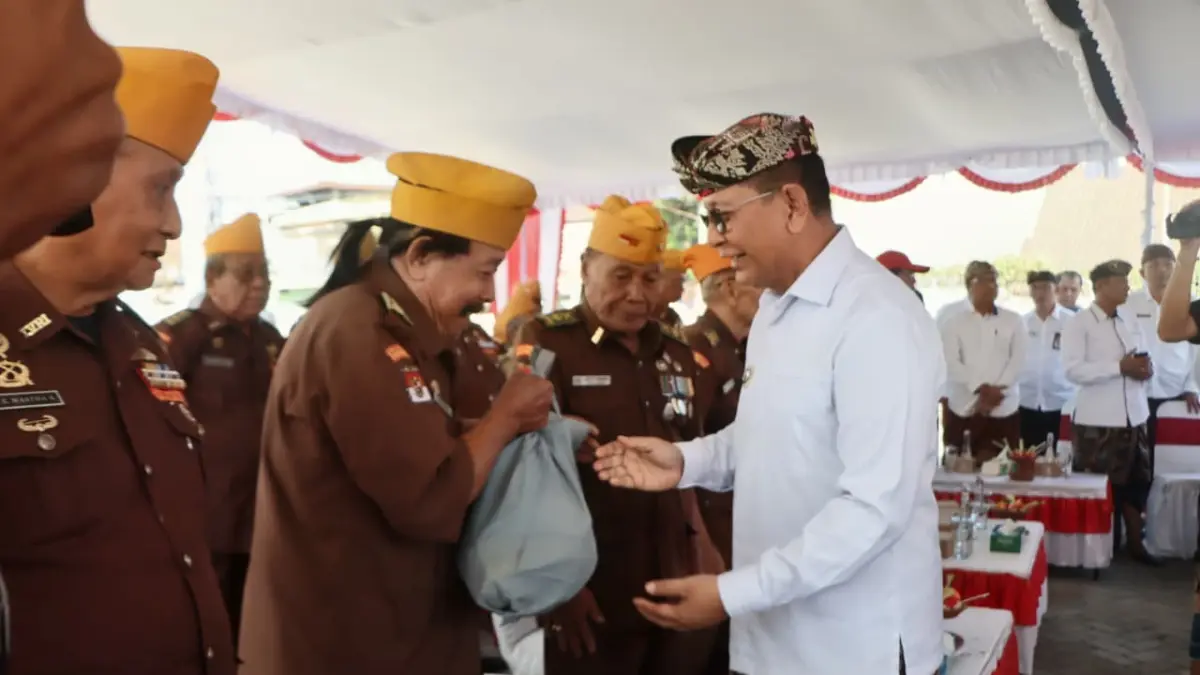 TATAP MUKA: Bupati Buleleng, I Nyoman Sutjidra saat tatap muka dengan veteran di Buleleng. (Pemkab Buleleng)