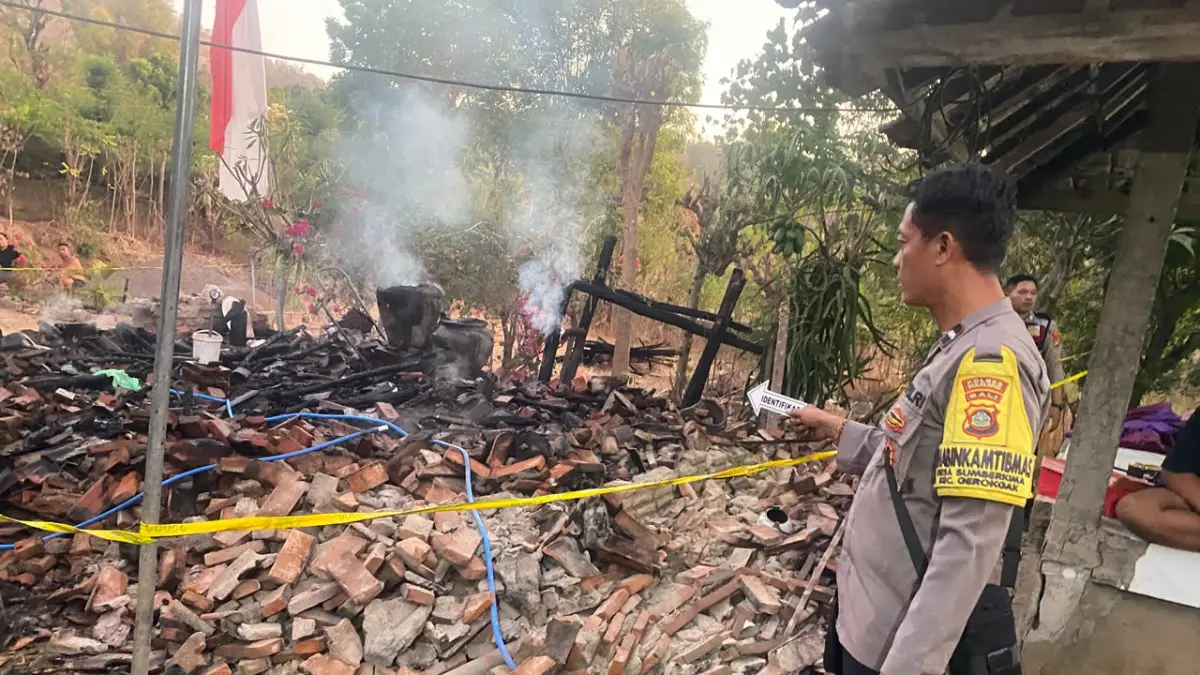 TERSISA PUING: Polisi mendatangi lokasi kebakaran di Desa Sumberkima, Kabupaten Buleleng. (Polres Buleleng)