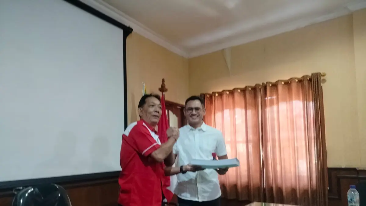 AKLAMASI: Nyoman Surianta (kanan) terpilih sebagai Ketua Umum Pertina Buleleng periode 2026-2030. (Pertina Buleleng)