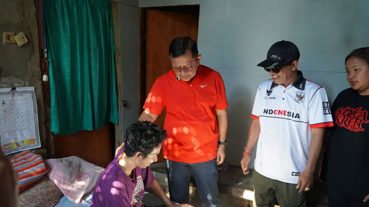 BEDAH RUMAH: Bupati Buleleng, I Nyoman Sutjidra (baju merah) menemui warga kurang mampu di Kelurahan Banjar Tegal. (Pemkab Buleleng)