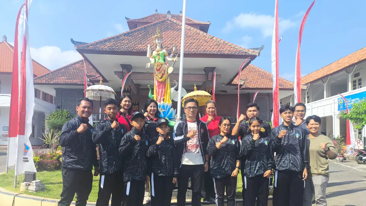 MENUJU JAKARTA: Para atlet pelajar dan pendamping cabang olahraga asal Buleleng yang akan berlaga pada ajang Olimpiade Olahraga Siswa Nasional (O2SN) di Jakarta. (Disdikpora Buleleng)