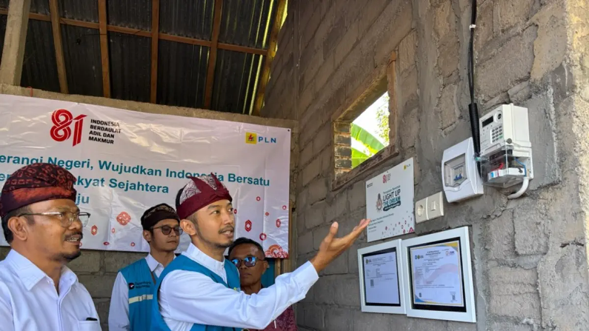NYALAKAN LISTRIK: Manager PLN UP3 Bali Utara, RM Dimas Adhi Prabowo menyalakan listrik bagi warga miskin di Desa Poh Bergong, Buleleng. (PLN Bali Utara)